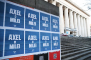 "Axel o Milei": la sugerente campaña de afiches que desafía al cristinismo de cara al 2027