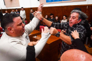 Escándalo en Mar del Plata: un lunes de piñas e insultos en el Concejo Deliberante