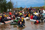 Ante la "discriminación" de Milei, Kicillof desembolsa $1,3 billones para contener la tormenta "El Niño"