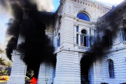 Incidentes en La Plata: incendiaron el acceso al Municipio durante una violenta protesta laboral