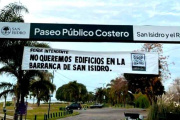 Vecinos de San Isidro presionan al intendente con pancartas de rechazo al proyecto inmobiliario en la barranca