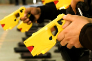 El massismo presiona en la Legislatura por el uso de pistolas Taser en la Policía Bonaerense