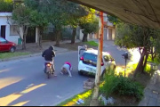 Motochorros golpearon a una mujer y le robaron el auto en pocos segundos