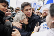 Kicillof se sumó a los fieles en San Cayetano con palos a Milei: "No van a rematar nuestro país"