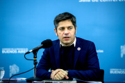 Presionado por todos los frentes, Kicillof anunció medidas contra el sobreendeudamiento familiar
