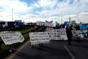 Municipales bonaerenses cortaron una ruta en Cañuelas y presionan por la suba de salarios