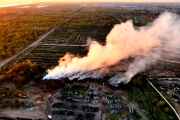 Incendio en un predio de la Ceamse en Avellaneda: el humo invadió la autopista Buenos Aires-La Plata