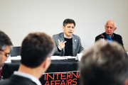 En modo candidato, Kicillof abrió su gira en Nueva York con un duro discurso contra Milei