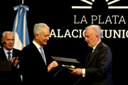 Alak distinguió al director de la RAE: La Plata será sede de la Convención Panhispánica de Lenguaje Claro