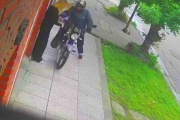 Llegó para trabajar y motochorro la asaltó enfrente de un colegio