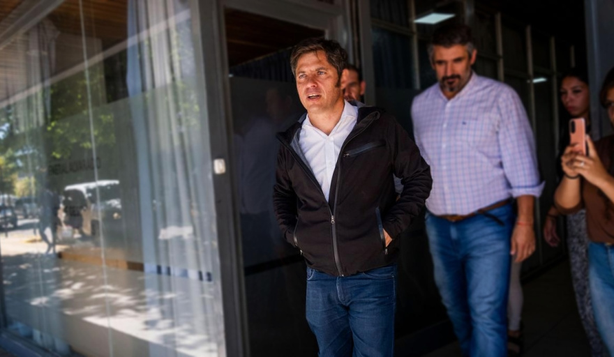 Contra la espada y la pared: Kicillof tuvo que frenar su gira federal para apagar el incendio bonaerense