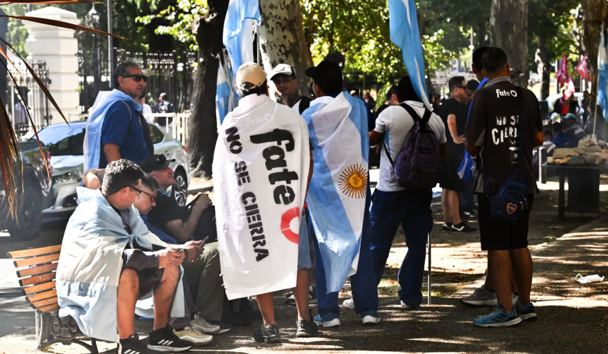 Trabajadores de Fate presionan a Kicillof y se movilizan a la Gobernación con el apoyo de Máximo Kirchner