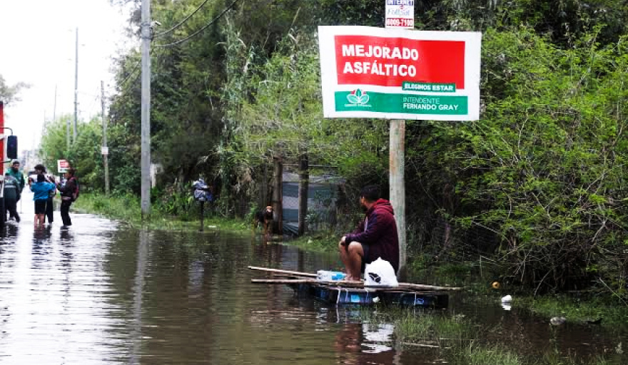 Bronca en Esteban Echeverría: vecinos reclaman por falta de luz y calles intransitables por la lluvia